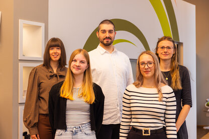 Gruppenfoto der 5 Mitarbeiter aus Filiale von Hörgeräte Steudler in Görlitz