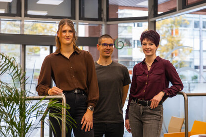 Gruppenfoto der 3 Mitarbeiter aus Filiale von Hörgeräte Steudler in Dresden