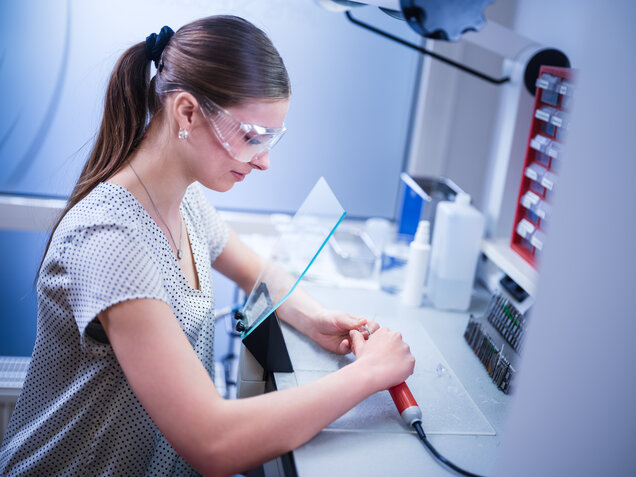 Eine Auszubildnende arbeitet an einem Höhrgerät