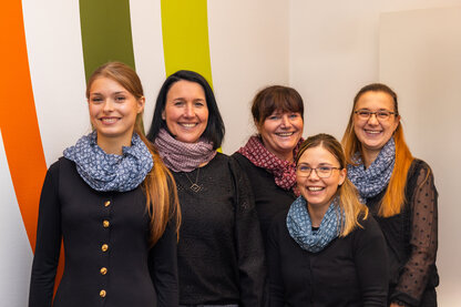 Gruppenfoto der 5 Mitarbeiter aus Filiale von Hörgeräte Steudler in Niesky