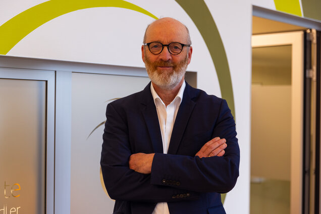 Herr Jens Steudler, der Inhaber von Hörgeräte Jens Steudler im schwarzen Anzug