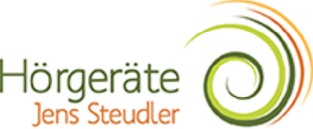 Das Logo von Hörgeräte Jens Steudler, in Form einer geschwungenen Spirale mit dem Schriftzug: "Hörgeräte Jens Steudler". Beides in den Farben Grün und Orange